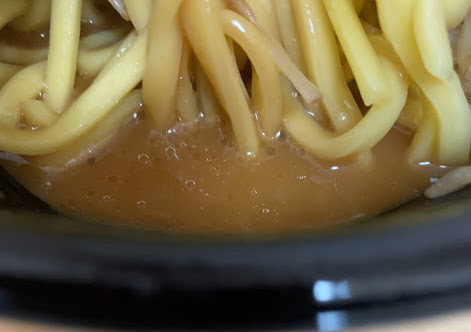 ローソンの二郎系チルド麺「豚醤油ラーメン」を実食！スープ