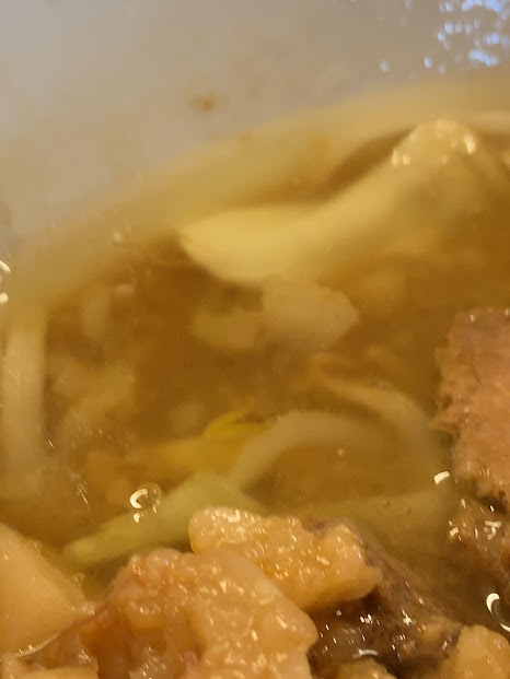 松山の二郎系『豚麺アジト』・油膜